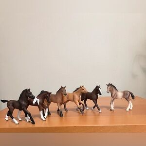 Set of 6 Brown and Tan Schleich  Horses